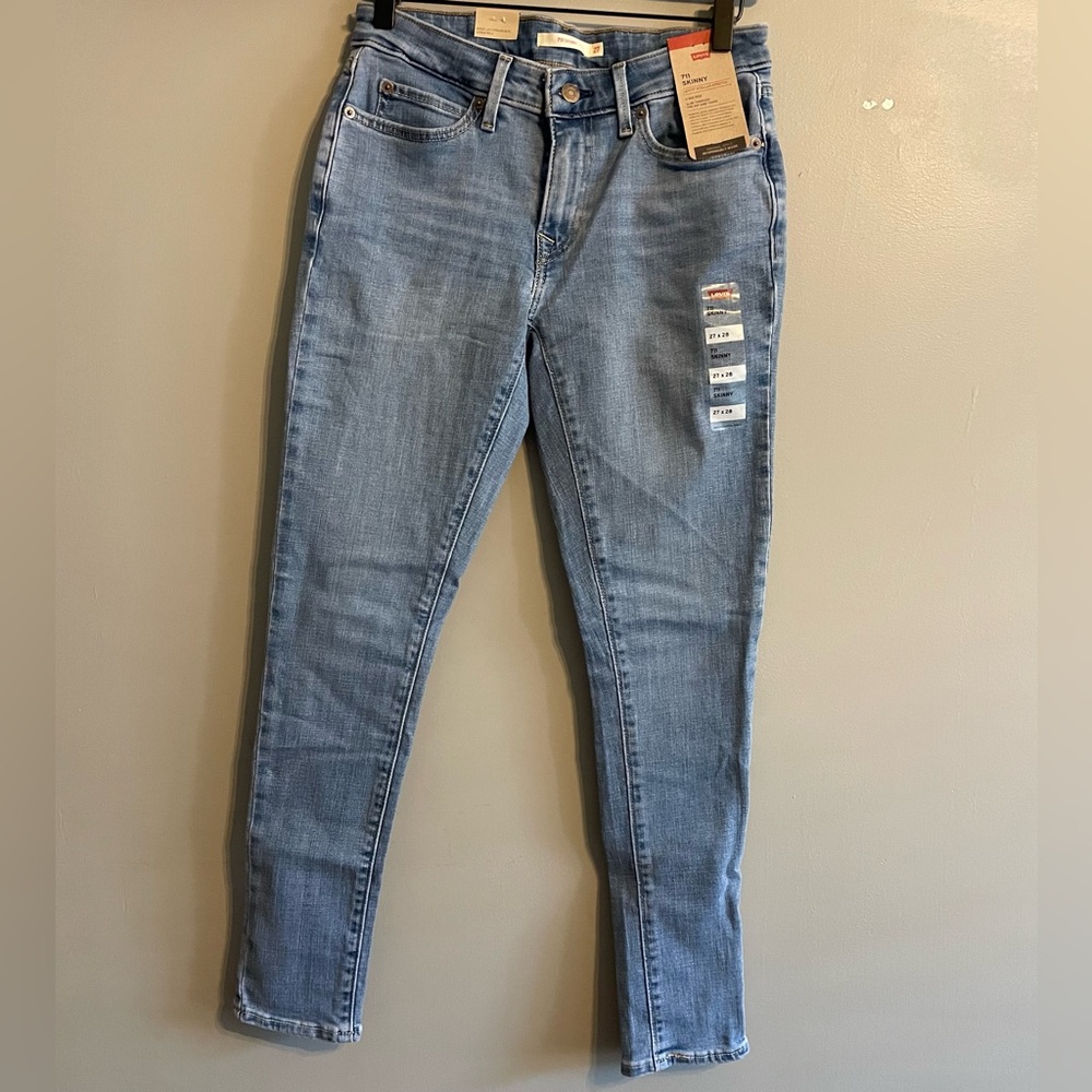 NWT Levi’s Women’s 711 Mid Rise Skinny Jeans